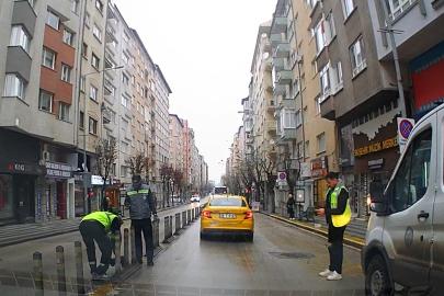 Çakılmasıyla tepki çeken dubalar belediye tarafından söküldü