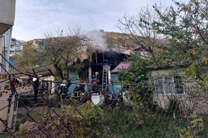 Çakmağı doldururken hem kendini hem de evi yaktı