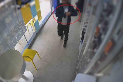 Camekandaki cep telefonunu kaşla göz arasında çalan hırsızın o anları kamerada