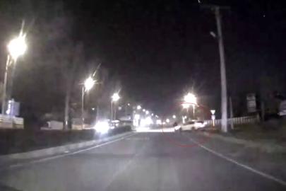 Çarptığı motosiklet devrildi, sonra kaçtı: O anlar araç kamerasında