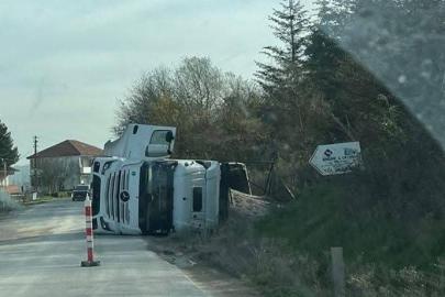 Çaycuma’da kontrolden çıkan tır devrildi