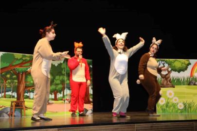 Çayırova’da çocuklar tiyatroyla buluştu