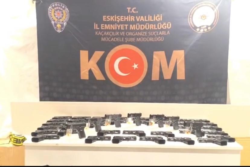 Çekicinin üzerindeki araçtan 480 adet tabanca ve ve 6 bin 812 adet silah parçası çıktı