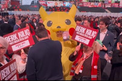 CHP Kurultayı’na bir kişi Pikachu kostümüyle katıldı