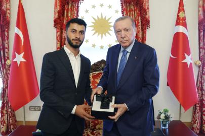 Cumhurbaşkanı Erdoğan, Oscar ödüllü Filistinli yönetmen Adra'yla bir araya geldi