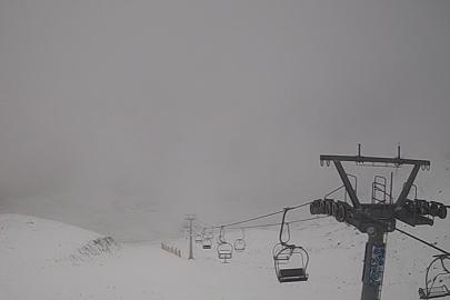 Davraz Kayak Merkezine mevsimin ilk karı düştü bazı noktalarda beyaza bürüdü