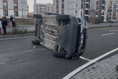 Diyarbakır’da trafik kazası: Araç yan yattı, 2 kişi yaralandı