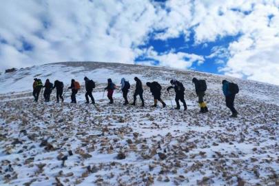 Doğaseverler 3 bin 395 rakımlı Vivara Dağı’nda zirve yaptı