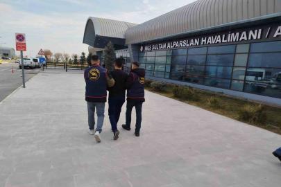 Dolandırıcılık hükümlüsü havalimanında yakalandı
