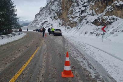 Domaniç-İnegöl karayolunda üç ayrı kaza: 5 araçta maddi hasar oluştu