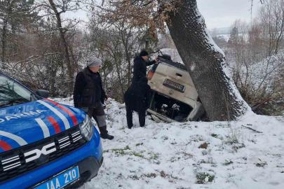 Domaniç’te gizli buzlanma kazaya sebep oldu, minibüs şarampole yuvarlandı