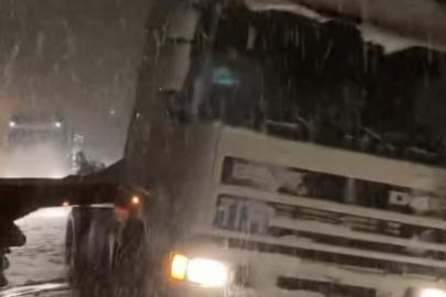 Düzce’de geçiş güzergahlarında tırlar makasladı, yollar kısmen kapandı