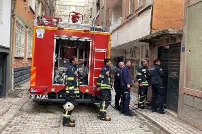 Elazığ’da metruk binada yangın