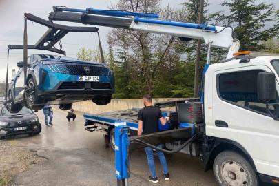 Elektrikli otomobilin yakınına yıldırım düştü, milyonluk araç ’hurda’ oldu