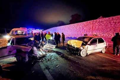 Emet’te iki araç kafa kafaya çarpıştı: 4 yaralı