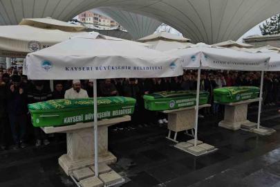 En acı cenaze: Trafik kazasında hayatını kaybeden anne, oğlu ve kızı yan yana son yolculuğuna uğurlandı