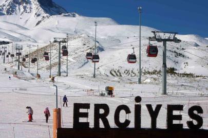 Erciyes’te kayak sezonu açıldı, kayakseverler pistlere akın etti