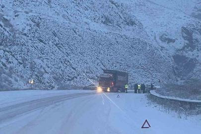 Erzurum-Erzincan karayolunda ağır tonajlı araçların geçişine izin verilmiyor