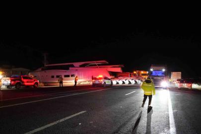 Erzurum’da yat yüklü tır karayolunu kapattı: Karşılarında yatı görenler şaşırdı