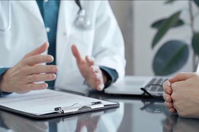 Eski doktora 38 hastaya cinsel saldırı suçlaması