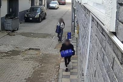 Eskişehir’de 2 çocuk apartman önündeki damacanaları çaldı