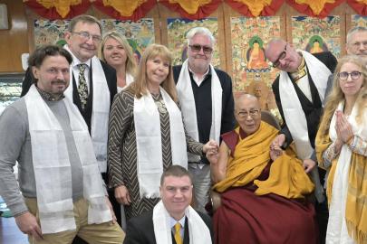 Estonyalı siyasetçilerin Dalay Lama ziyaretinde skandal. Vekiller sarhoş olunca siyasi kriz çıktı