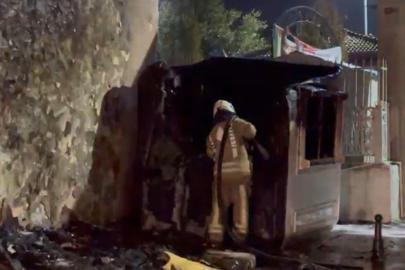 Fatih’te güvenlik kulübesi alev alev yandı