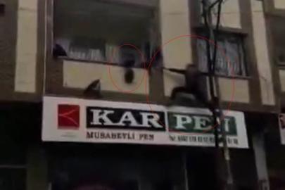 Gaziantep’te yürekleri ağza getiren an: Balkonda asılı kalan çocuğu kurtardı