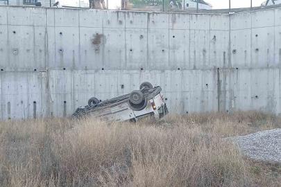Hafif ticari araç 8 metrelik istinat duvarından sahaya uçtu: 1 ağır yaralı