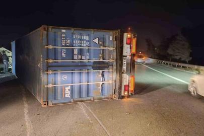 Hatay’da fırtına nedeniyle tırlar devrildi