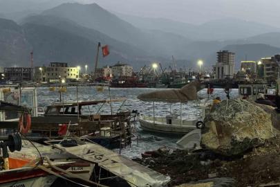 Hatay’da fırtınanın etkisiyle 5 tekne ve 1 yat alabora oldu