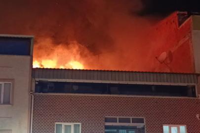 İki katlı evin çatısında çıkan yangın paniğe neden oldu