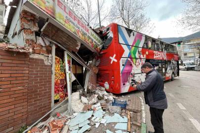 İmdat freni boşalan öğrenci otobüsü manava daldı...
