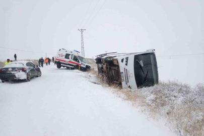 İşçi servisi devrildi, yardıma giden ambulans kara saplandı