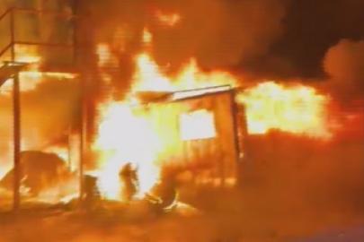 İşçilerin kaldığı konteyner yatakhane alevlere teslim oldu