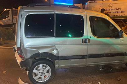 Işıkta bekleyen araçlara çarpan otomobil zincirleme kazaya neden oldu: 2 yaralı