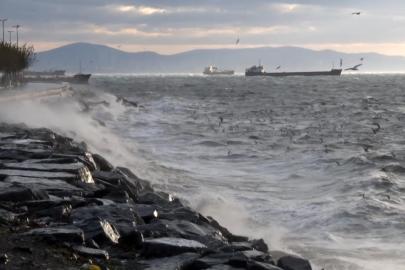 İstanbul’da fırtına etkili oluyor: Dalgalar sahili dövdü