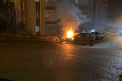 İstinat duvarına çarpan otomobil alev aldı