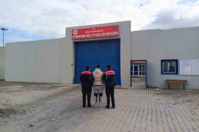 Jandarma çeşitli suçlardan aranan 42 kişiyi yakaladı