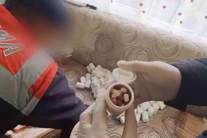Jandarmanın adım adım takip ettiği uyuşturucu tacirinin evine operasyon: Binlerce hap ele geçirildi