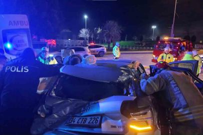 Kadıköy’de virajı alamayan sürücü, takla atıp elektrik direğini devirdi