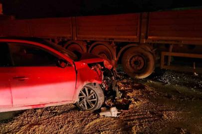 Kağıthane’de makas atan sürücü, park halindeki tıra çarptı: 2 yaralı