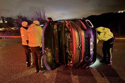 Kaldırıma çarpıp devrildi: 1 yaralı