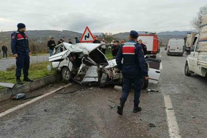 Kamyona çarpan otomobil hurdaya döndü: 1 ölü, 2 yaralı