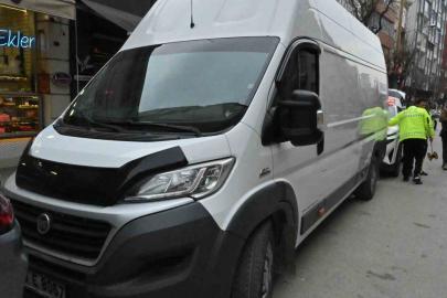 Kamyonet sol şeritte taksiden inen kadının ayağını ezdi