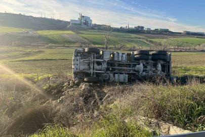Kamyonun metrelerce sürüklendiği kazadan emniyet kemeri sayesinde yara almadan kurtuldu