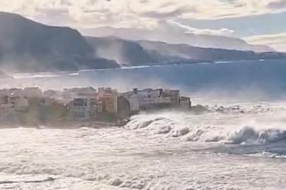 Kanarya Adaları’nda dev dalgalar 3 kişiyi öldürdü 