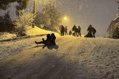 Kar yağışı sürücülere çile, çocuklara eğlence oldu