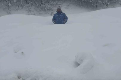 Karabük-Bartın yolunda kar kalınlığı 1,5 metreyi aştı