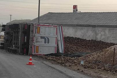 Karapınar’da pancar yüklü tır devrildi: 1 yaralı